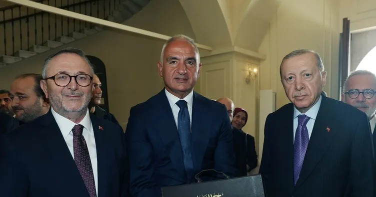 23 yıllık emek el yazısıyla yeniden hayat buldu: Tefsîri’l-Kur’ân, Bakan Ersoy tarafından Başkan Erdoğan’a takdim edildi