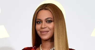 Ünlü şarkıcı Beyonce derin yırtmacı ile doğum gününe damga vurdu! Beyonce’nin bacak dekoltesine beğeni yağdı...