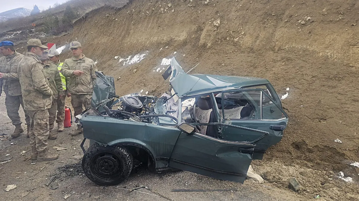 Öğretmenleri taşıyan servis minibüsü otomobille çarpıştı: 1 ölü, 9 yaralı! Öğretmenleri taşıyan servis minibüsü otomobille çarpıştı: 1 ölü, 9 yaralı!