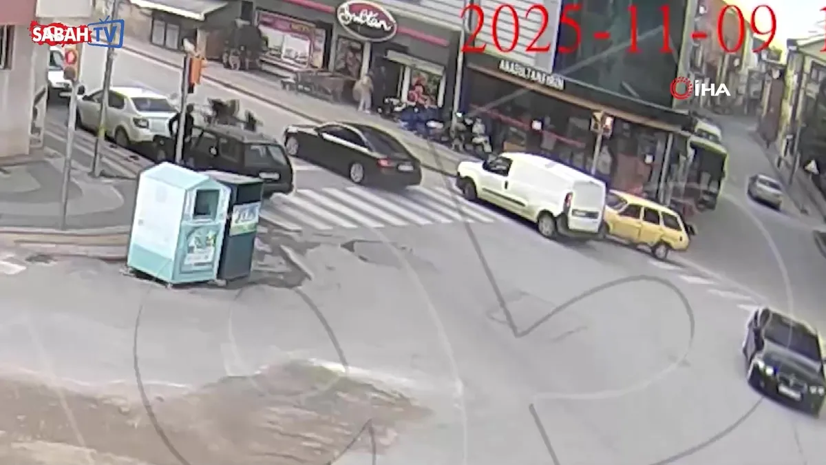 Kütahya’da yaya geçidinde kuryeye böyle otomobil çarptı | Video videosunu izle Kütahya’da yaya geçidinde kuryeye böyle otomobil çarptı | Video videosunu izle