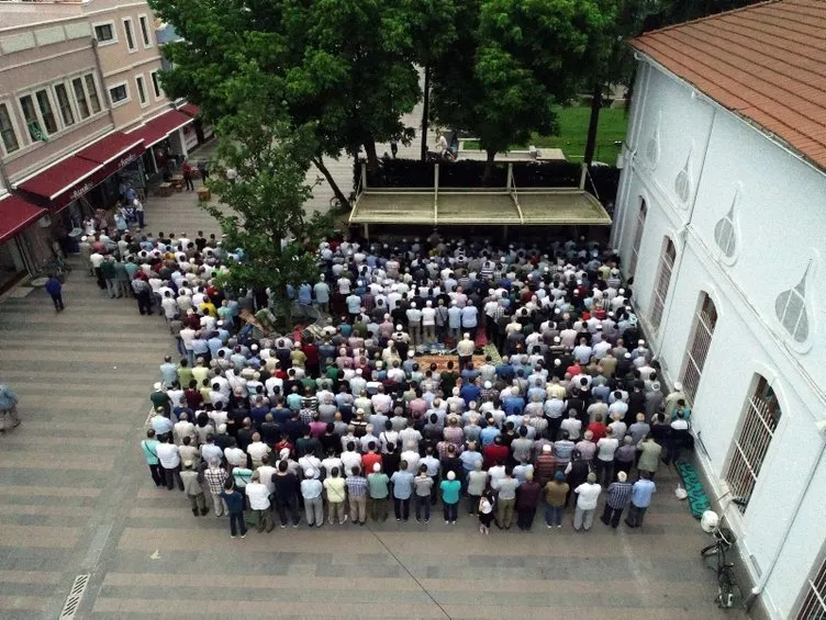 Türkiye'nin dört bir yanında Muhammed Mursi için gıyabi cenaze namazı kılındı