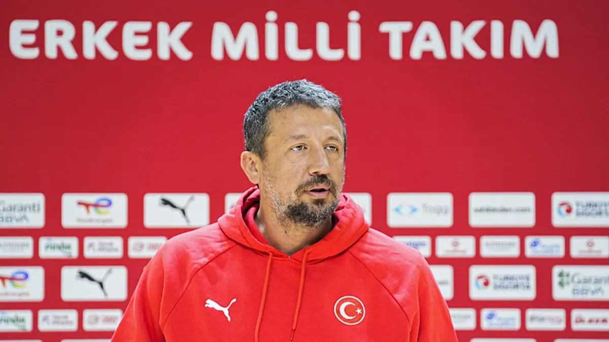 Hidayet Türkoğlu Basketbol Gelişim Merkezi Kütüphanesi açılışında konuşma yaparken