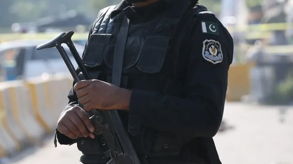 Pakistan'da yolcu otobüsü devrildi: 10 ölü, 32 yaralı