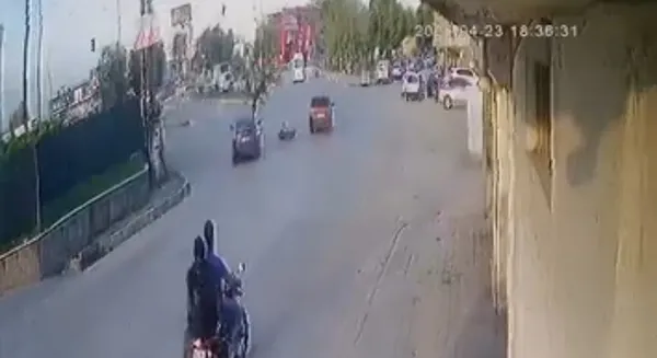 adanada-feci-kaza-otomobilin-carptigi-elektrikli-bisiklet-ikiye-ayrildi-surucunun-havada-taklalar-attigi-anlar-1777033069996.jpg