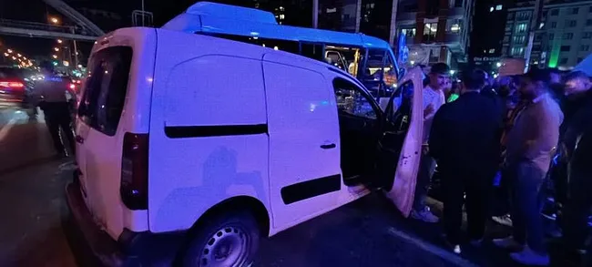 rizede-minibus-ile-hafif-ticari-arac-carpisti-10-kisi-yaralandi-1751926946354.jpeg