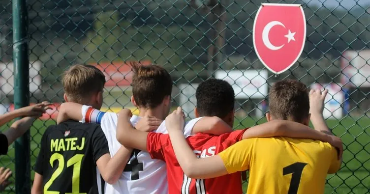Gülümseyen ayaklar ve bir futbol festivali: İzmir U12 Cup