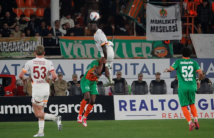 Son dakika: Alanyaspor - Galatasaray maçının devre sonunda gerginlik! Okan Buruk ve hakem Yasin Kol...
