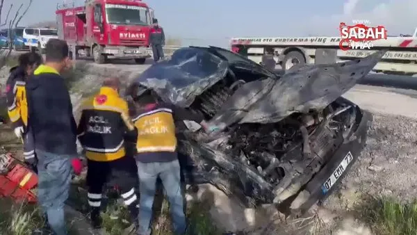 Kontrolden çıkan otomobil refüje girip 50 metre sürüklendi: 1 ölü, 3 yaralı | Video