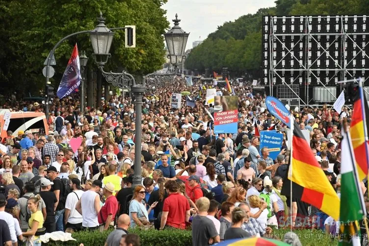 Son dakika: Berlin’de Koronavirüs önlemlerine karşı protesto gösterisi düzenlendi!