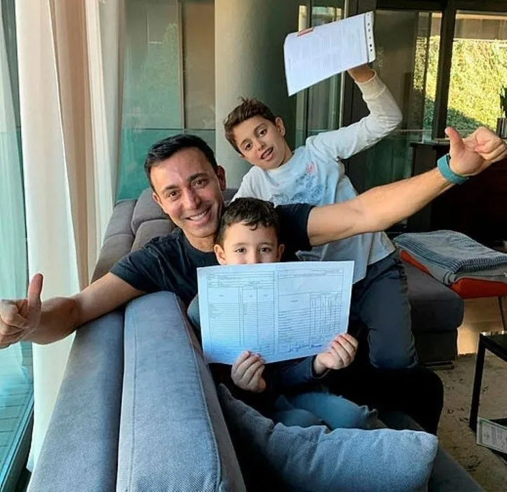 Kerem Alışık oğlu Sadri Alışık ile aynı dizideymiş...Ünlü oyuncu Kerem Alışık'ın oğlu Sadri Alışık dedesinin kopyası!