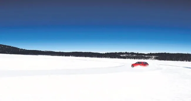 Finlandiya’da buz üstünde ralliciye dönüşün!