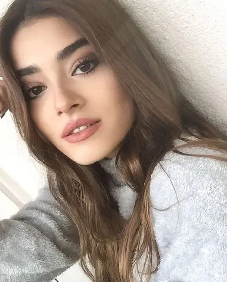 Hande Erçel'in ikizini buldu! .