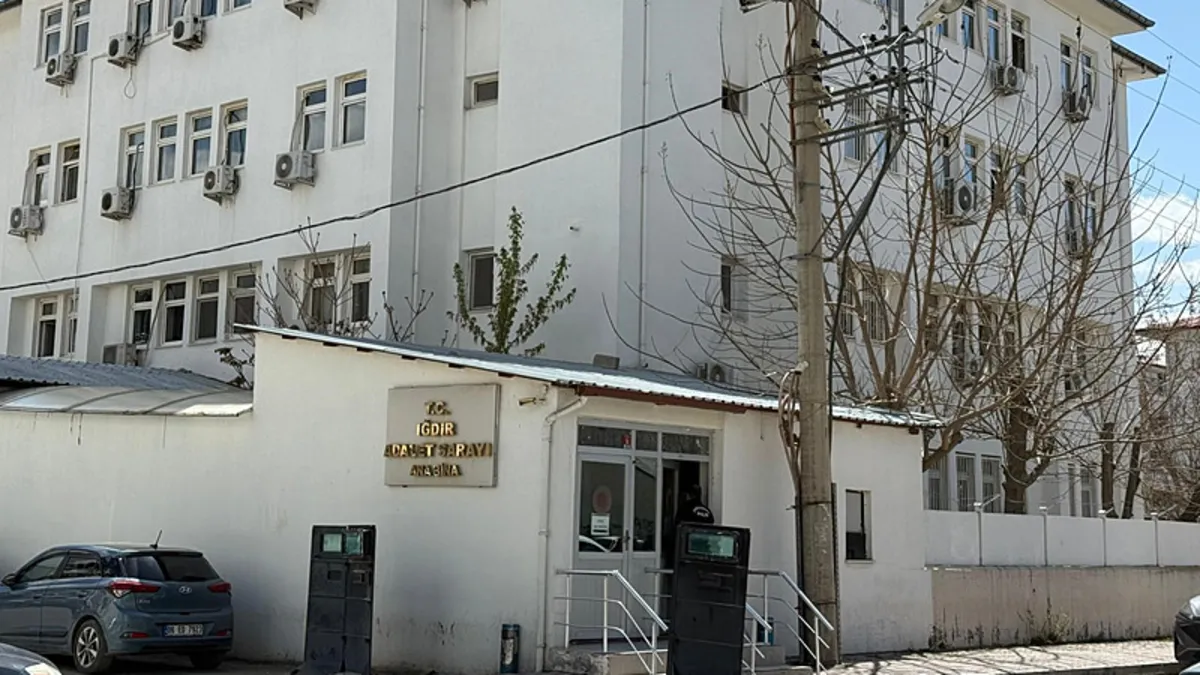 2 kişinin öldüğü kavga minibüs şoförünün yolcunun eşyalarını indirmesiyle ortaya çıkmış… 2 kişinin öldüğü kavga minibüs şoförünün yolcunun eşyalarını indirmesiyle ortaya çıkmış…