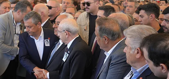 kemal-kilicdaroglu-ile-ozgur-ozel-arasinda-soguk-tokalasma-cenaze-toreninde-genel-baskan-benim-krizi-1784309218699.jpeg Kemal Kılıçdaroğlu ile Özgür Özel arasında soğuk tokalaşma! Cenaze töreninde