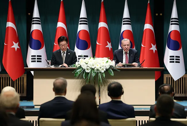 baskan-erdogan-guney-kore-ile-kan-kardesi-olduk-omuz-omuza-ayni-cephede-savastik-1764003381975.jpeg Başkan Erdoğan: Güney Kore ile kan kardeşi olduk, omuz omuza aynı cephede savaştık