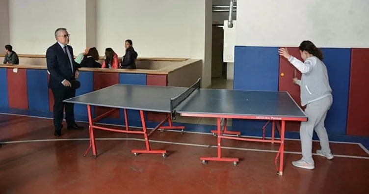 Niğde Valisi öğrencilerle masa tenisi oynadı
