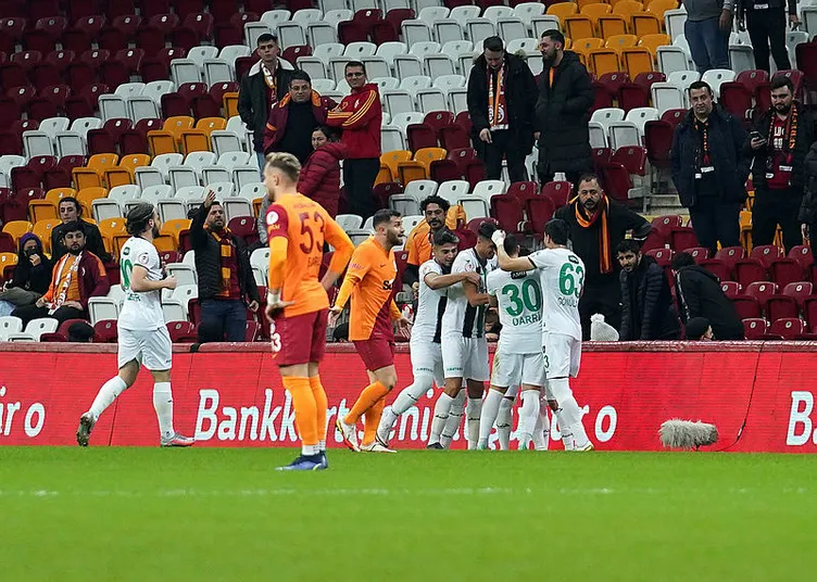 Son dakika: Galatasaray ilk yarıda şoka uğradı Denizlispor tarihe geçti! Abdülkadir Sünger maça damga vurdu…
