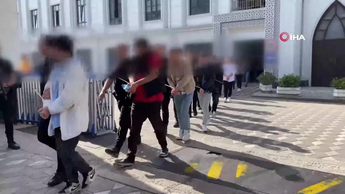 DEAŞ ve El Kaide operasyonunda 30 şüpheli adliyeye sevk edildi videosunu izle DEAŞ ve El Kaide operasyonunda 30 şüpheli adliyeye sevk edildi videosunu izle