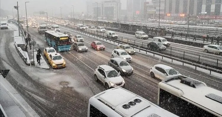 İstanbul trafiğinde son durum: İstanbul’da nereler trafiğe kapandı, hangi yollar kapalı? İşte canlı trafik durumu haritası ile kapalı olan yollar