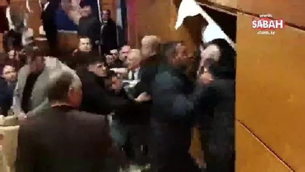 İYİ Parti'nin Rize kongresinde yumruk yumruğa kavga! Partililer birbirine girdi | Video