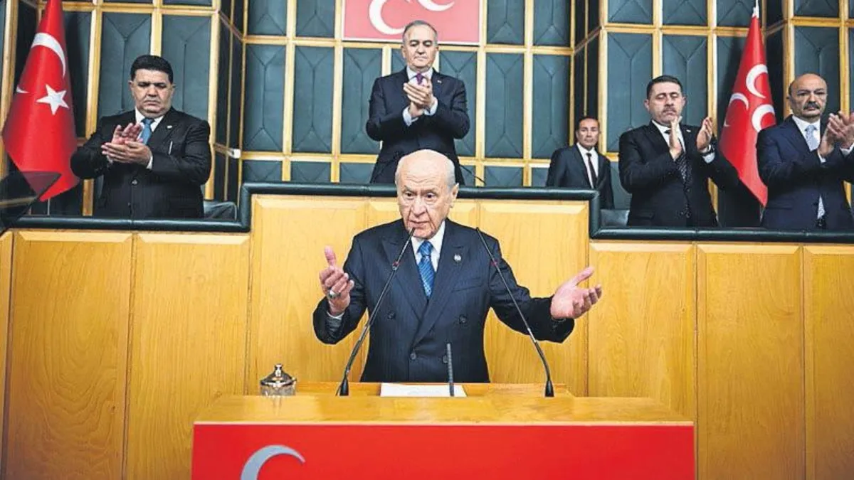 MHP Genel Başkanı Devlet Bahçeli konuşma yaparken çekilmiş bir fotoğraf.