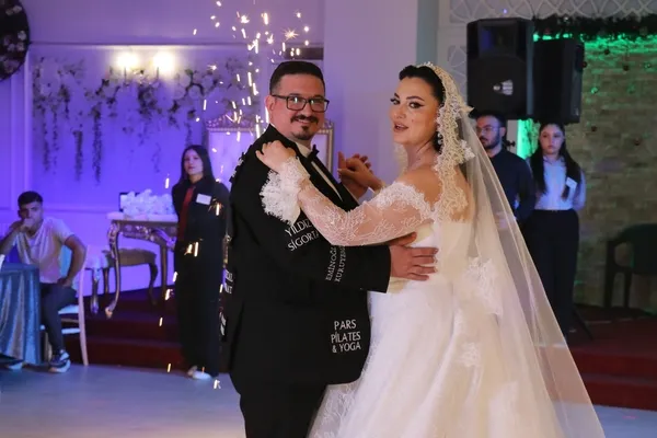 denizlide-hayrete-dusuren-olay-gorenler-bir-daha-bakti-damat-degil-yuruyen-reklam-panosu-1778405719797.jpg