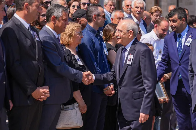 son-dakika-chp-dagiliyor-mu-abp-genel-baskani-yalcindan-carpici-aciklama-chpden-86-vekil-ile-74-il-baskani-biz-1782562302148.jpg SON DAKİKA… CHP dağılıyor mu? ABP Genel Başkanı Yalçın’dan çarpıcı açıklama: CHP'den 86 vekil ile 74 il başkanı bize katılacak!