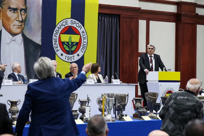 fenerbahce-yuksek-divan-kurulunda-vefa-kucuk-tartismasi-1651925775582.jpg