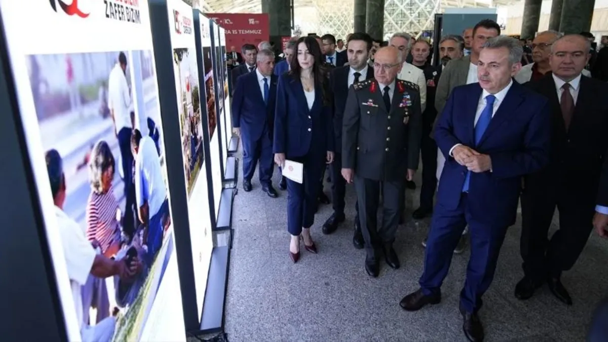 İstanbul Havalimanı'nda 15 Temmuz darbe girişimi anısına açılan fotoğraf sergisinden bir görünüm.