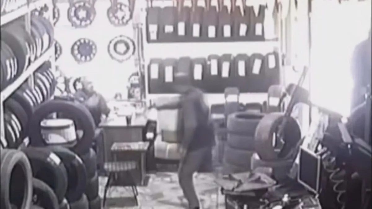 Bayrampaşa’da iş yerine silahlı saldırı Bayrampaşa’da iş yerine silahlı saldırı