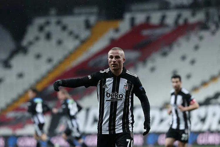 besiktas-gokhan-tore-yeni-sozlesme-imzaladi-1625317276415.jpg