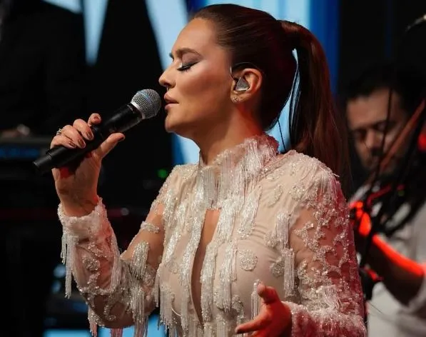 Demet Akalın son klibiyle dillere düştü! Zehir zemberek yorumlar: Ne bu korku filmi mi?