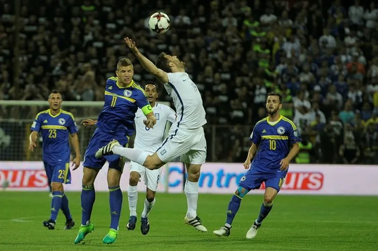 Bosna Hersek - Yunanistan maçında ortalık karıştı!