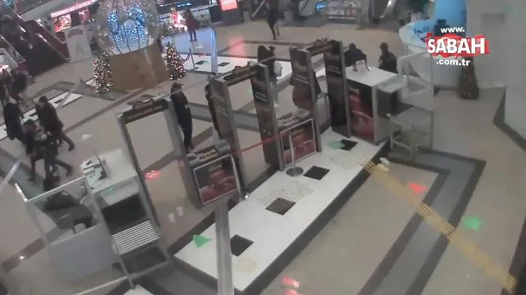 Ünlü oyuncunun İstanbul'da bir AVM'de cep telefonu çaldığı anlara ait görüntüler ortaya çıktı!