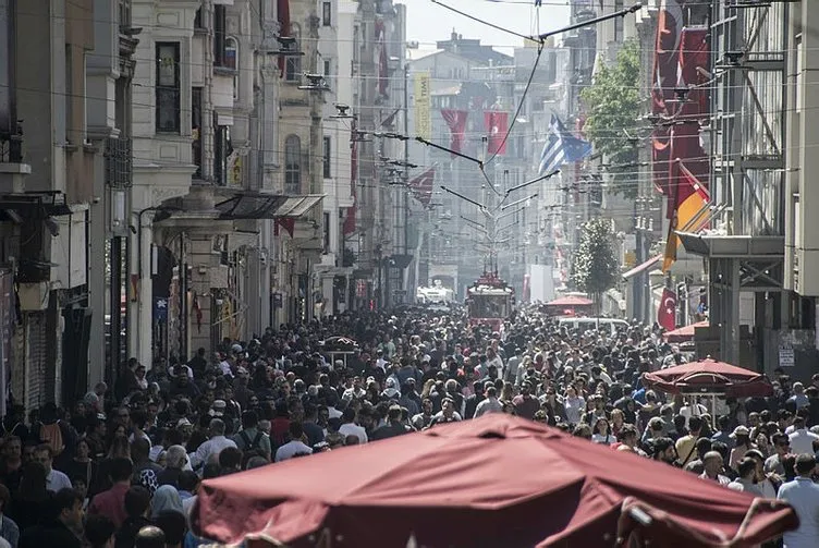İstanbullular hem sıcak havayı hem de 23 Nisan’ı fırsat bilip kendilerini dışarı attı...