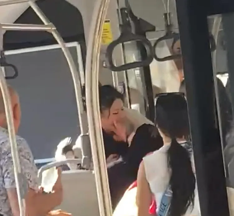 Tesettürlü kadına küçük çocuğunun yanında hakaretler yağdırmıştı: Saldırgan kadın gözaltına alındı!