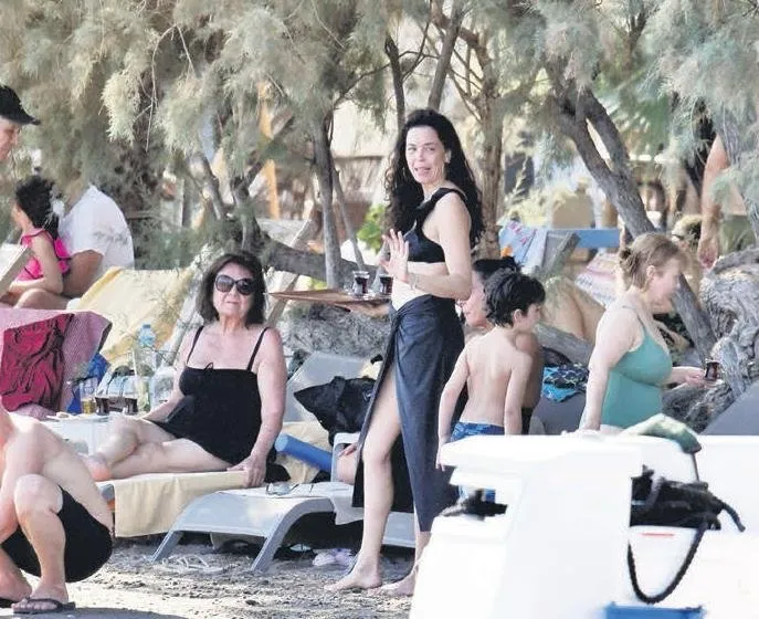 Azra Akın kızıyla oynadı eşi oğluyla yüzdü! Plajda aile pozları mest etti: İşte o anlar...