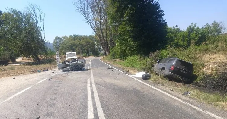Manisa’da korkunç kaza! İki otomobil kafa kafaya çarpıştı: 2 ölü, 2 yaralı