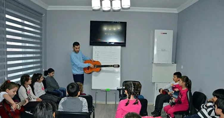 Öğrenciler ücretsiz keman ve gitar öğreniyor