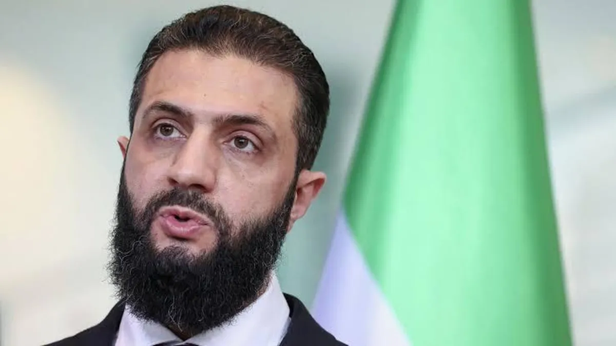 ABD Başkanı Donald Trump ve Suriye Cumhurbaşkanı Ahmed Şara'nın NATO Zirvesi'nde bir araya geldiği anı gösteren görsel.