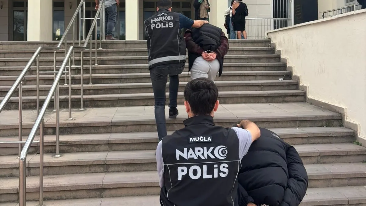 Muğla’da uyuşturucu tacirlerine operasyon! 8 şüpheli tutuklandı Muğla’da uyuşturucu tacirlerine operasyon! 8 şüpheli tutuklandı