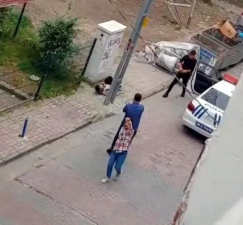 iki-kisiyi-bicaklayip-polise-saldiran-sahis-bacagindan-vurarak-etkisiz-hale-getirildi-1714239813842.jpg