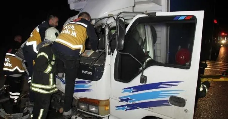 Manisa’da trafik kazası! Tıra çarpan otomobilde 1 kişi hayatını kaybetti
