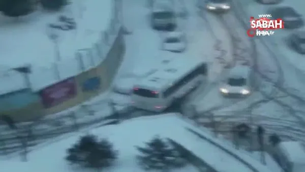 İstanbul Başakşehir'de karla kaplı yolda kayarak yayalara çarpma tehlikesi atlatan araç kamerada