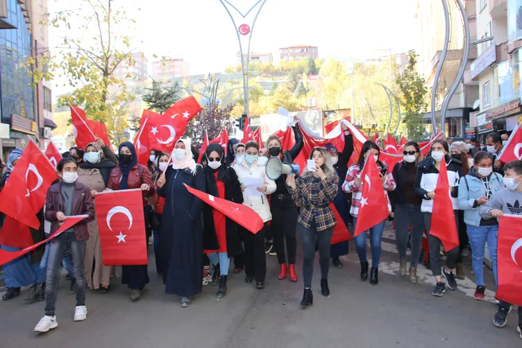SON DAKİKA HABERİ: Hakkari'de bayraklı protesto! Kadınlardan Diyarbakır annelerine destek...