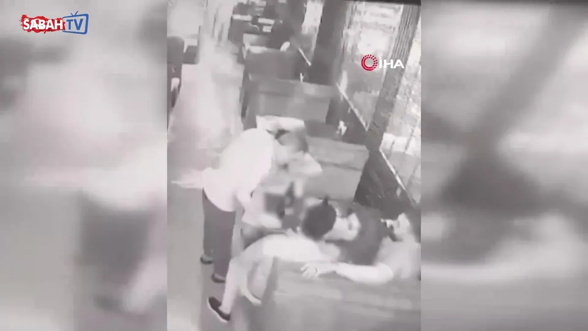 Eğlence mekanında korkunç olay: Hesap kavgası cinayetle bitti! O anlar kamerada | Video videosunu izle Eğlence mekanında korkunç olay: Hesap kavgası cinayetle bitti! O anlar kamerada | Video videosunu izle