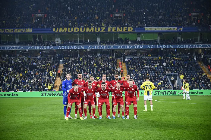 son-dakika-haberi-fenerbahce-antalyaspor-karsisinda-hata-yapmadi-galatasaray-ile-puan-farki-4e-indi-1740944033241.jpeg