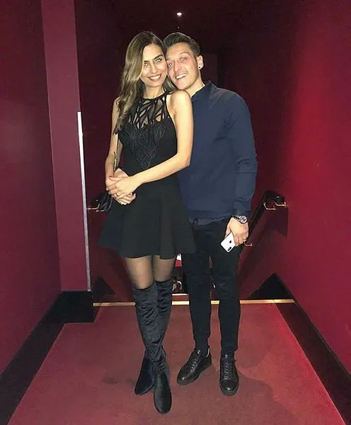 Mesut Özil’den sevgilisi Amine Gülşe’ye romantik sürpriz!