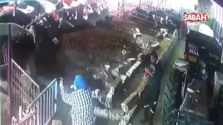 Aşıdan korkan hayvanlar ahırın demirlerini böyle söktü | Video