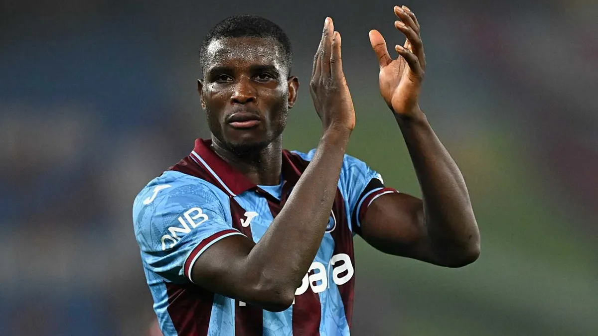 Trabzonspor futbol takımı antrenman sahasında çalışırken genel görünüm